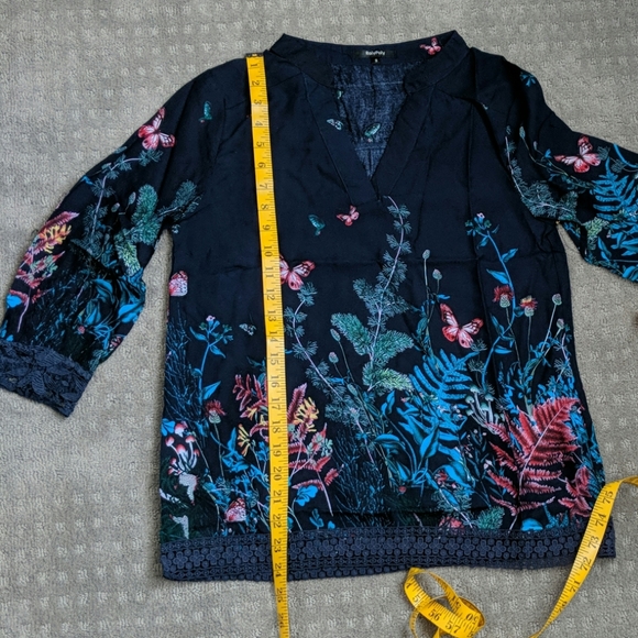 Light Weight Butterfly and Flower Top - Picture 4 of 8